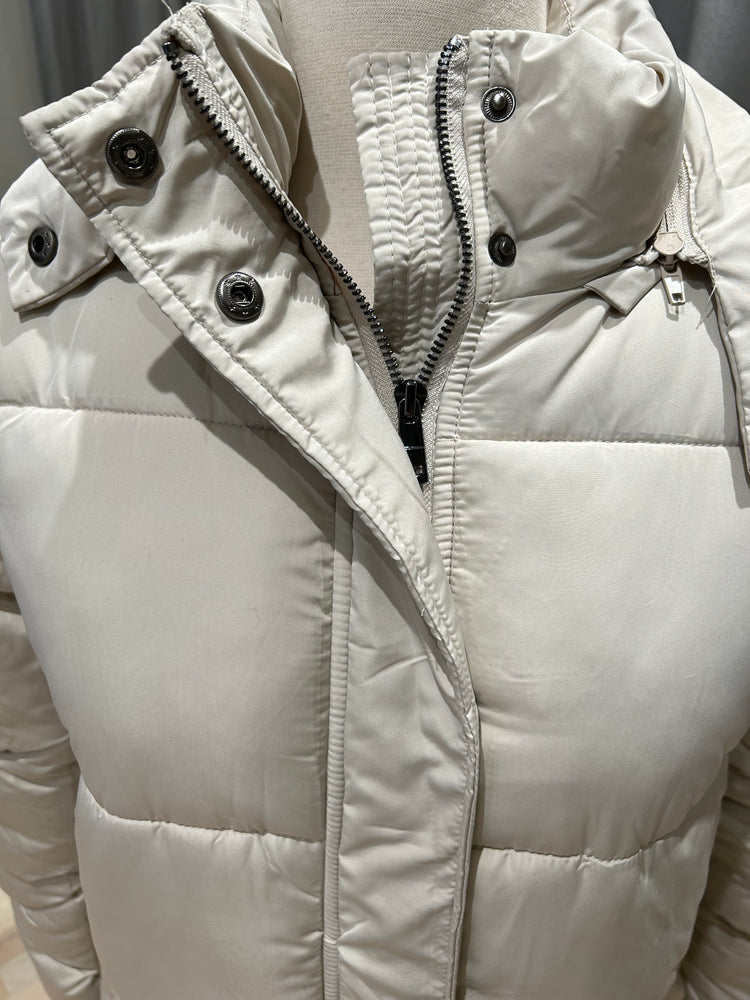 
            
                Load image into Gallery viewer, Women&amp;#39;s King Puffer Coat
            
        